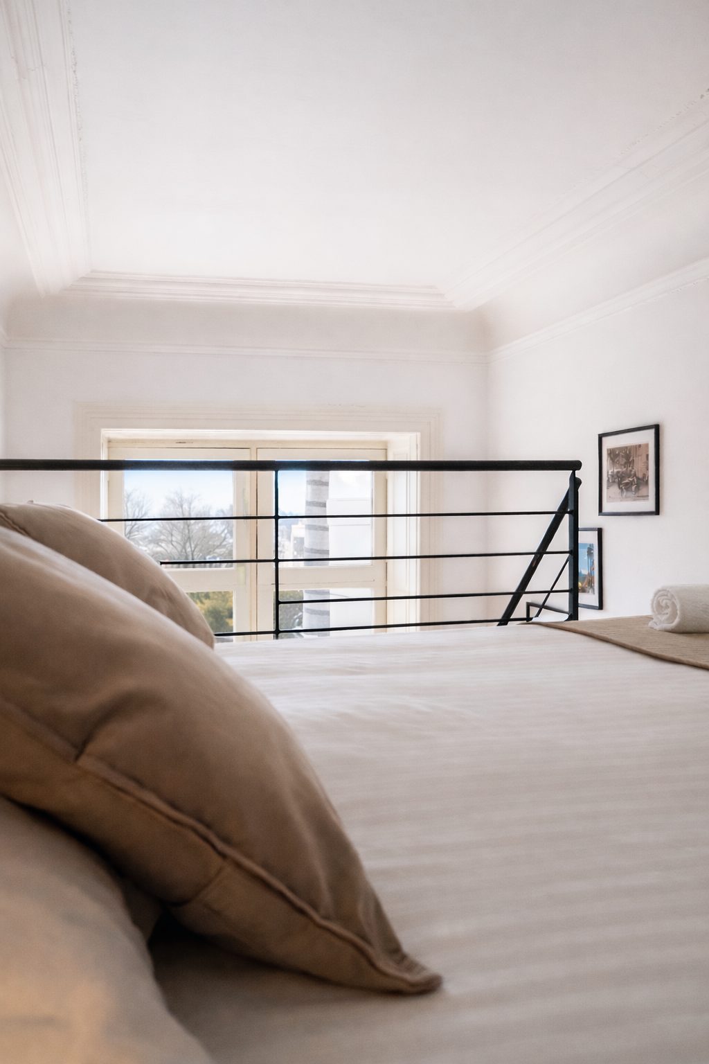 Mezzanine lumineuse avec fenêtre et lit fait