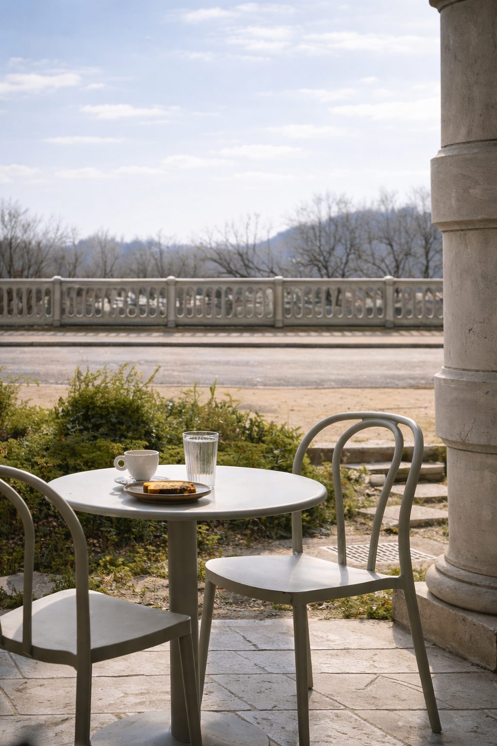 Terrasse avec une table, un café et la vue au loin